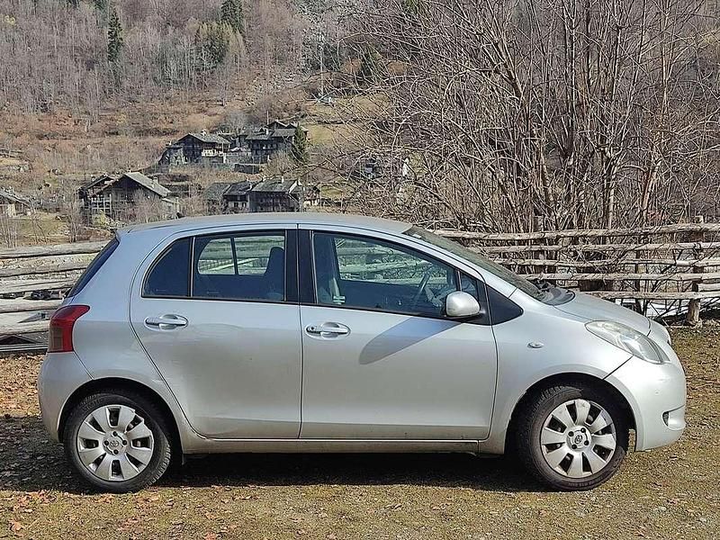 Usata Toyota Yaris Sol 87 CV (63 kW) 2006 Argento Berlina
