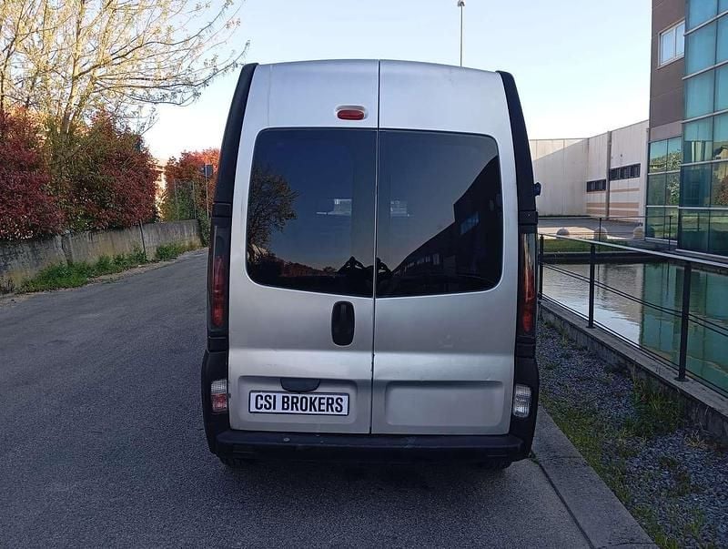 Usata Opel Vivaro 101 CV (74 kW) 2005 Argento Monovolume