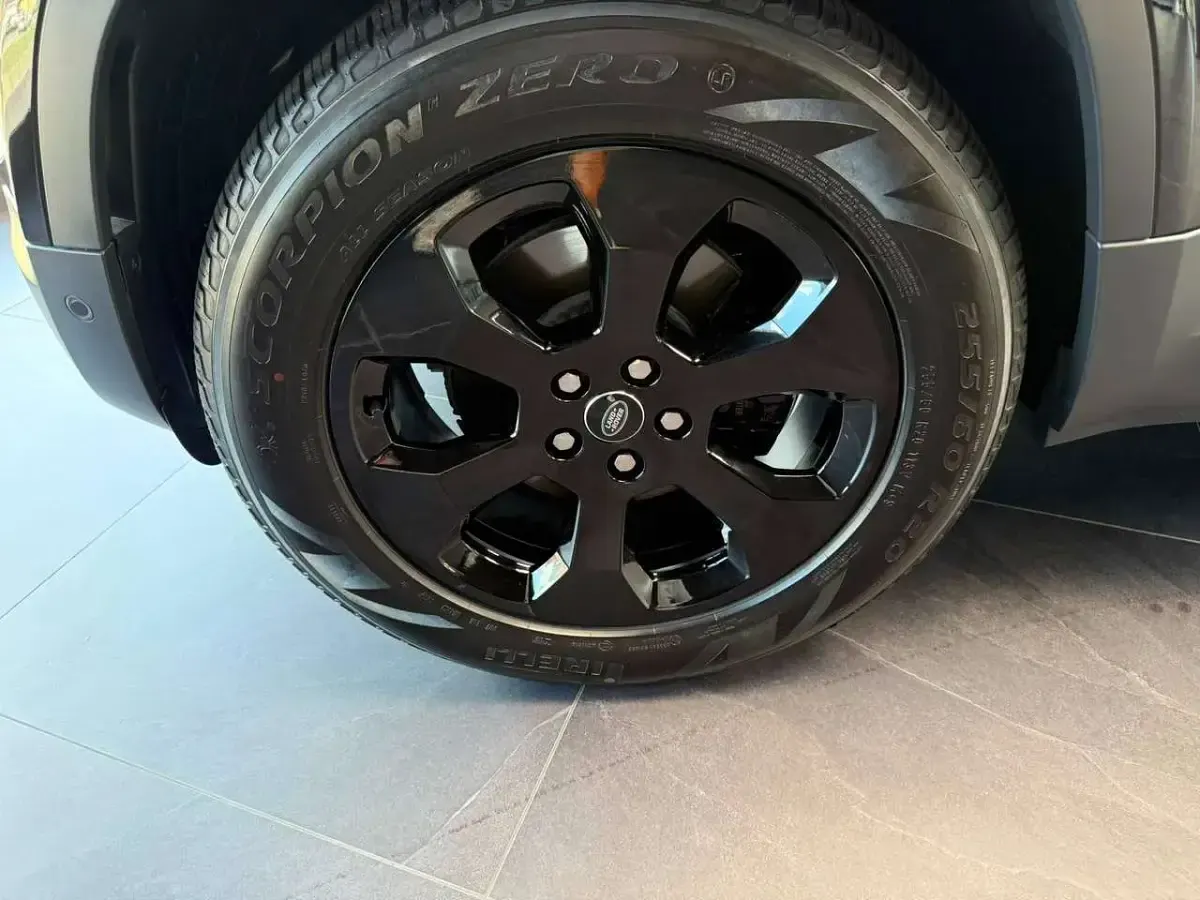 Usata Land Rover Defender SE 249 CV (183 kW) 2024 Nero santorini SUV