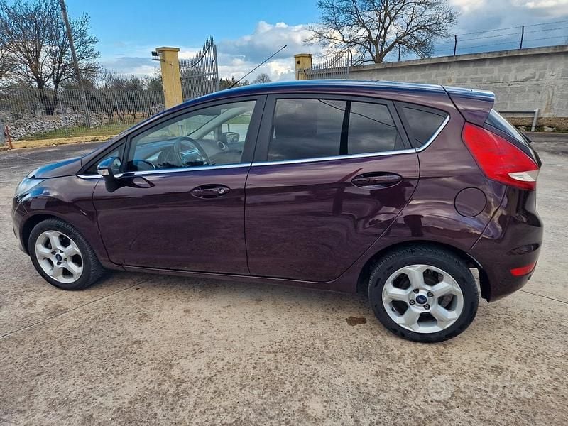 Usata Ford Fiesta Titanium 92 CV (67 kW) 2010 Marrone Utilitaria