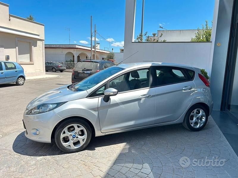 Usata Ford Fiesta Titanium 70 CV (51 kW) 2012 Grigio Utilitaria