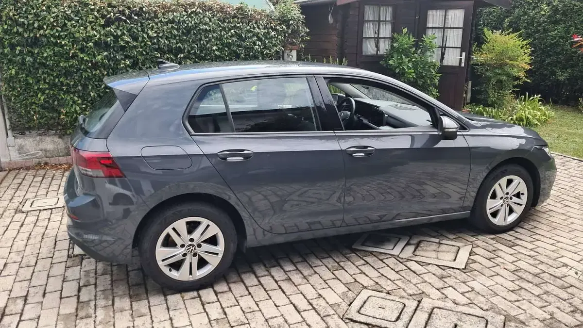 Usata VW Golf VIII Life 131 CV (96 kW) 2020 Grigio Berlina
