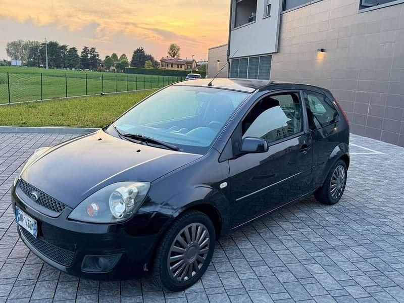 Usata Ford Fiesta Ghia 75 CV (55 kW) 2007 Utilitaria