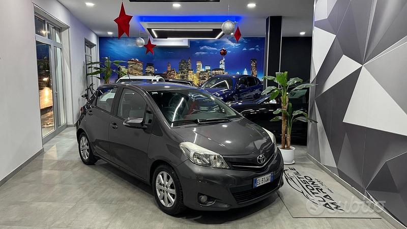 Usata Toyota Yaris Lounge 90 CV (66 kW) 2012 Grigio Utilitaria