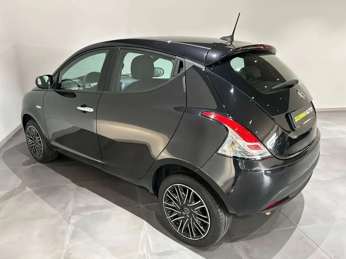 Usata Lancia Ypsilon 69 CV (50 kW) 2024 Nero Utilitaria