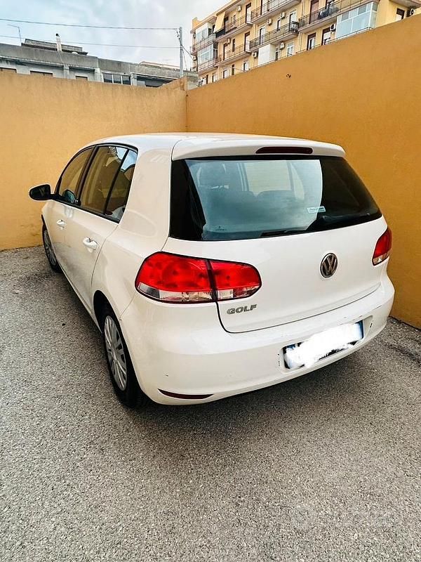 Usata VW Golf VI 65 CV (47 kW) 2011 Bianco Utilitaria