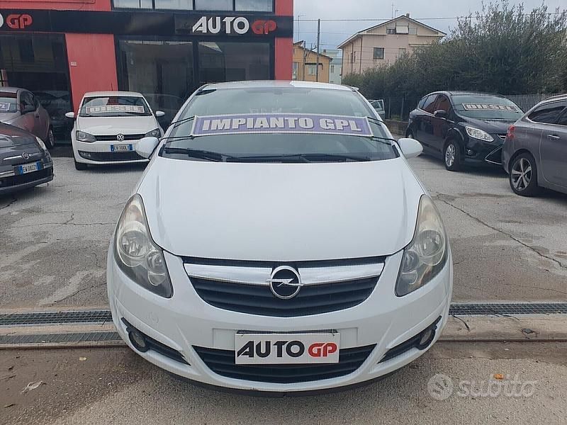 Bianco Usata 2009 Opel Corsa Tre volumi | 4700 € (Molto cara) - Immagine 1/4