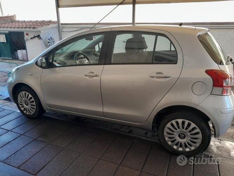 Usata Toyota Yaris Sol 90 CV (66 kW) 2011 Grigio metallizzato Utilitaria