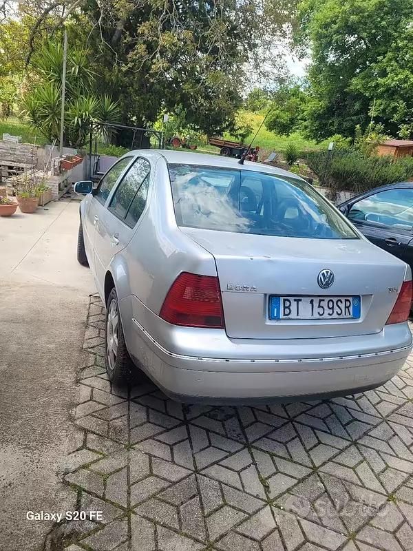 Käytetty VW Bora 116 HP (85 kW) 2001 Harmaa Sedan