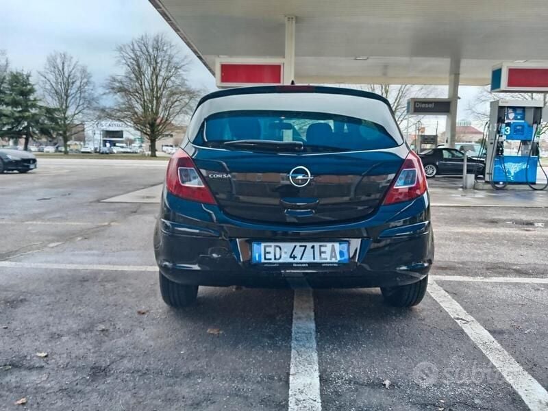 Usata Opel Corsa Edition 85 CV (62 kW) 2010 Nero Berlina