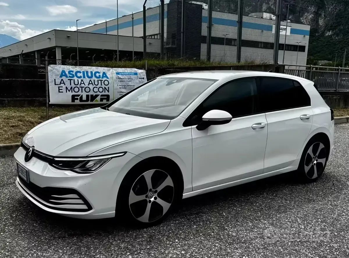 Begagnad VW Golf VIII Life 131 HK (96 kW) 2020 Vit Sedan