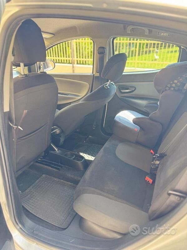 Usata Lancia Ypsilon 95 CV (69 kW) 2015 Grigio Utilitaria