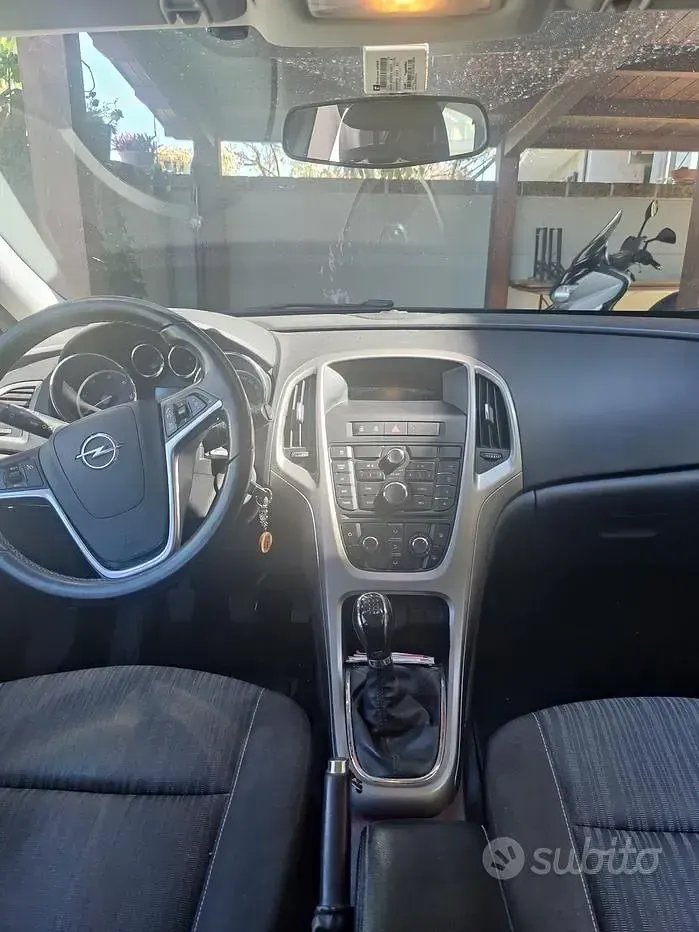 Usata Opel Astra 110 CV (80 kW) 2013 Nero Station wagon