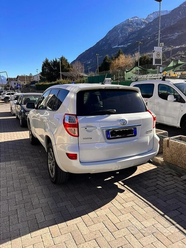 Usata 2011 Toyota RAV4 SUV | 8000 € (Buon prezzo) - Immagine 1/4