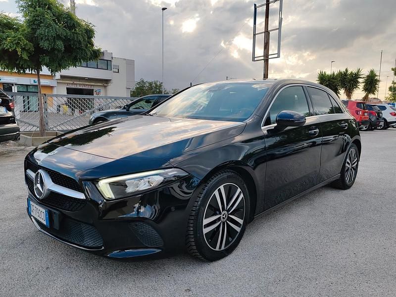 Nero Usata 2021 Mercedes A200 Tre volumi | 23.900 € (Buon prezzo) - Immagine 1/4