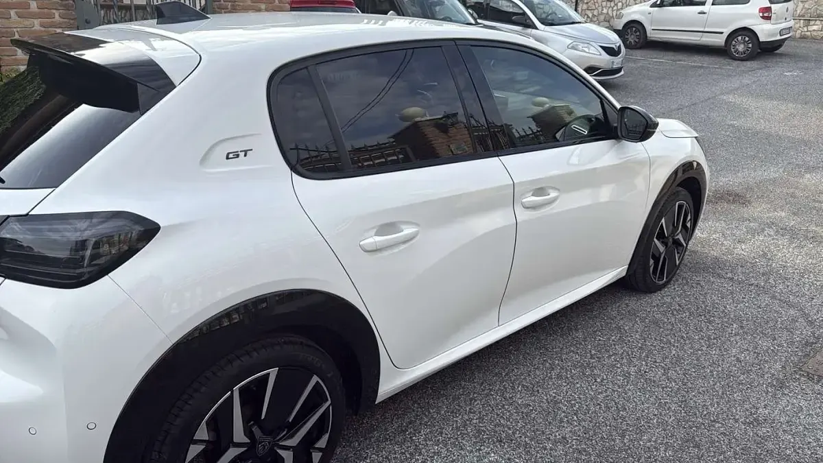 Usata Peugeot 208 GT 101 CV (74 kW) 2024 Bianco Utilitaria