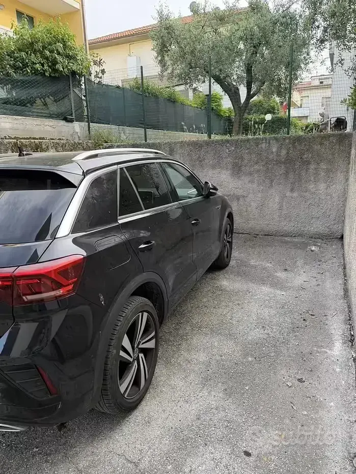 Usata VW T-Roc R-line 116 CV (85 kW) 2024 Nero SUV