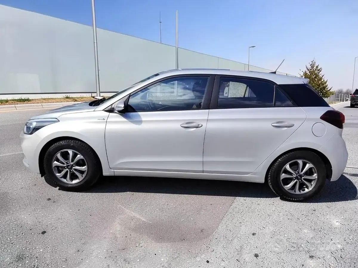 Usata Hyundai i20 75 CV (55 kW) 2019 Argento metallizzato Utilitaria