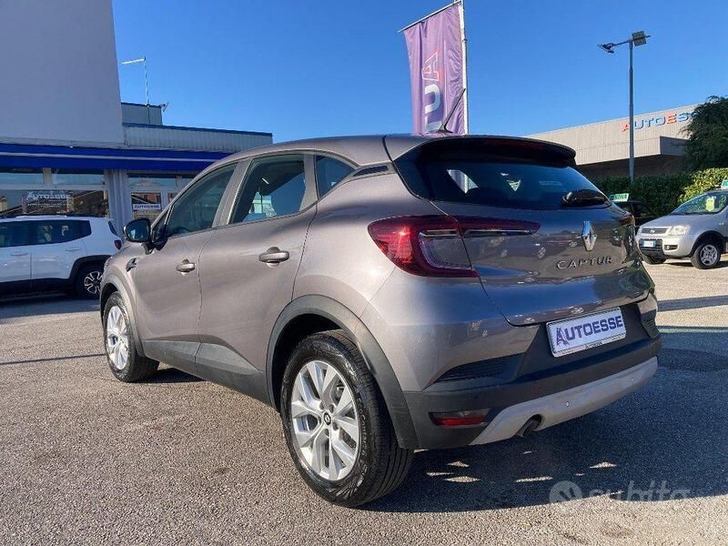Usata Renault Captur Business 101 CV (74 kW) 2021 Grigio metallizzato SUV