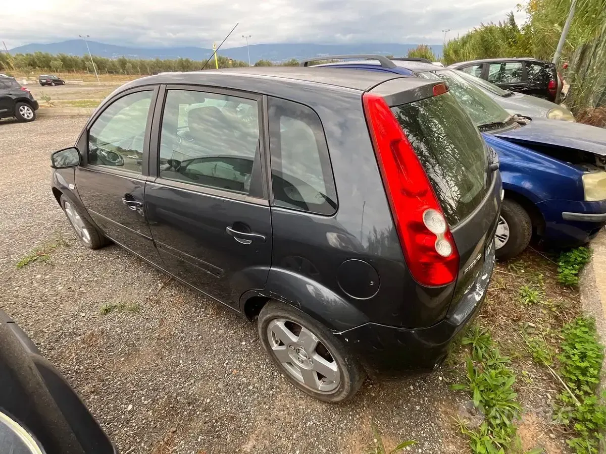 Begagnad Ford Fiesta Ghia 68 HK (50 kW) 2008 Grå Halvkombi
