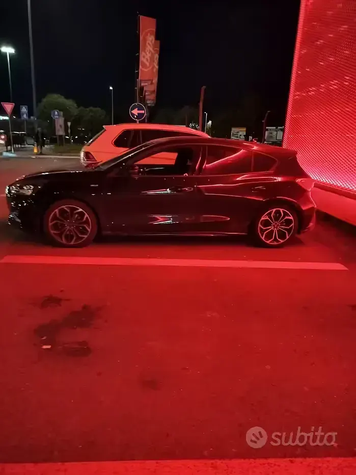 Usata Ford Focus 125 CV (91 kW) 2020 Nero Berlina