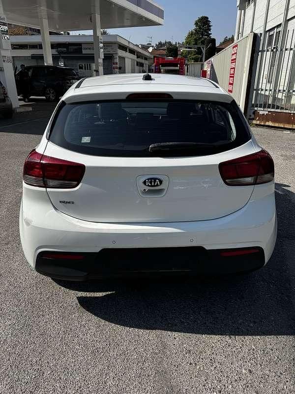 Usata Kia Rio 84 CV (61 kW) 2019 Bianco Berlina