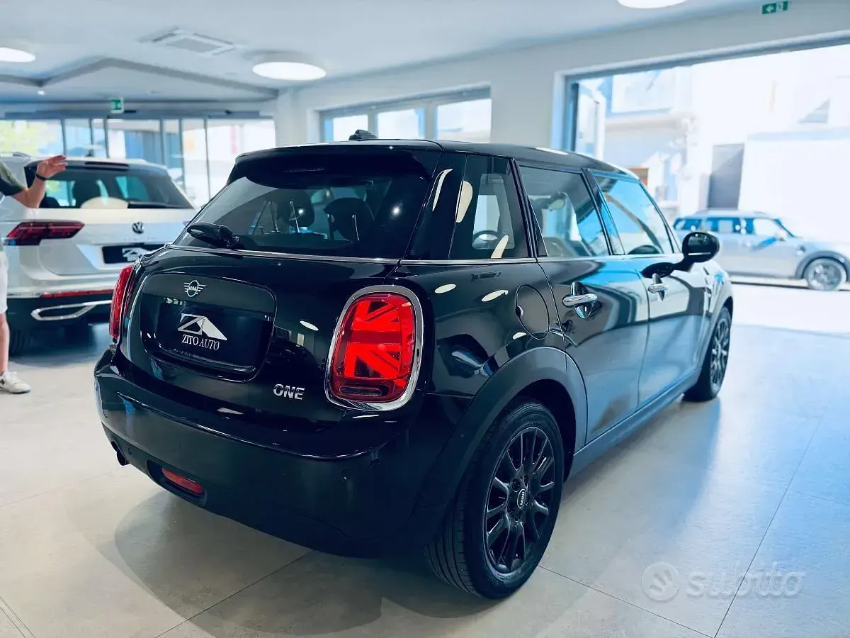 Usata Mini ONE 75 CV (55 kW) 2021 Nero Utilitaria