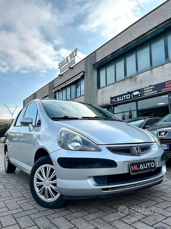 Grigio Usata 2004 Honda Jazz LS Due volumi | 1999 € (Buon prezzo) - Immagine 1/4