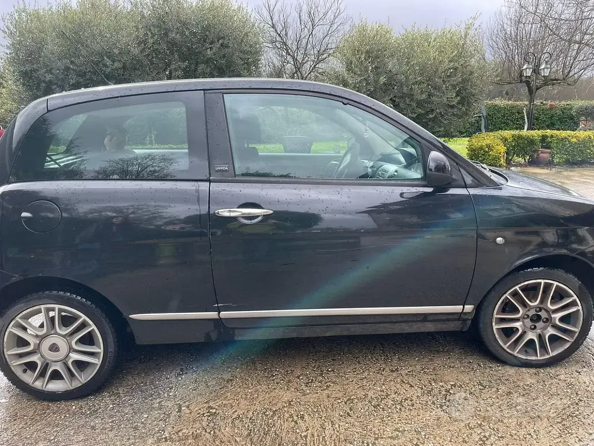 Usata Lancia Ypsilon 69 CV (50 kW) 2011 Nero Utilitaria