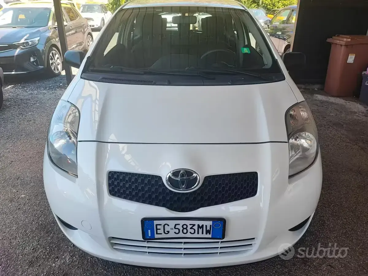 Usata Toyota Yaris Sol 69 CV (50 kW) 2011 Bianco Utilitaria