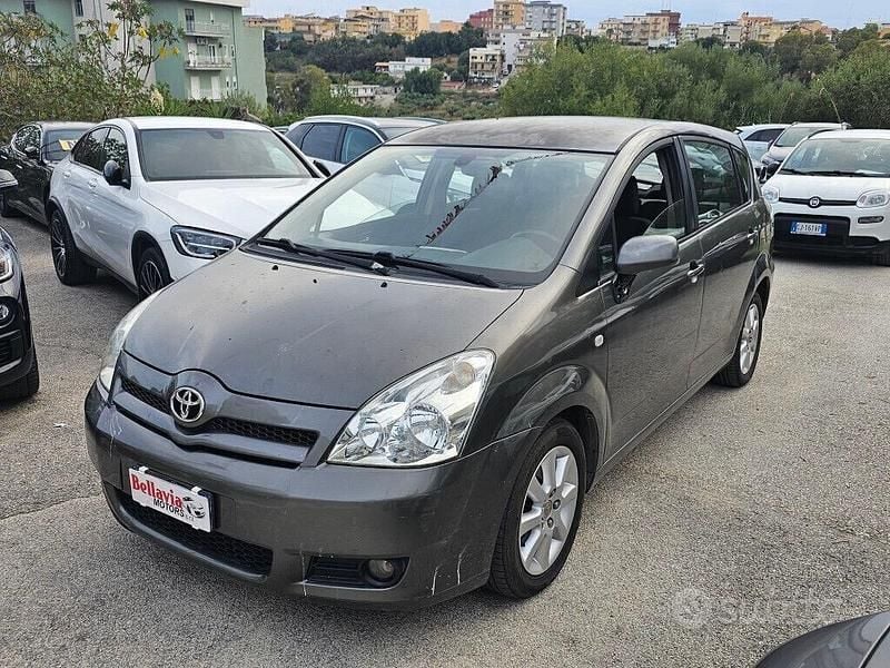 Usata Toyota Corolla Verso 136 CV (100 kW) 2005 Grigio Monovolume