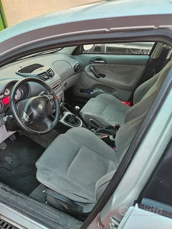 Usata Alfa Romeo 147 116 CV (85 kW) 2005 Grigio Utilitaria