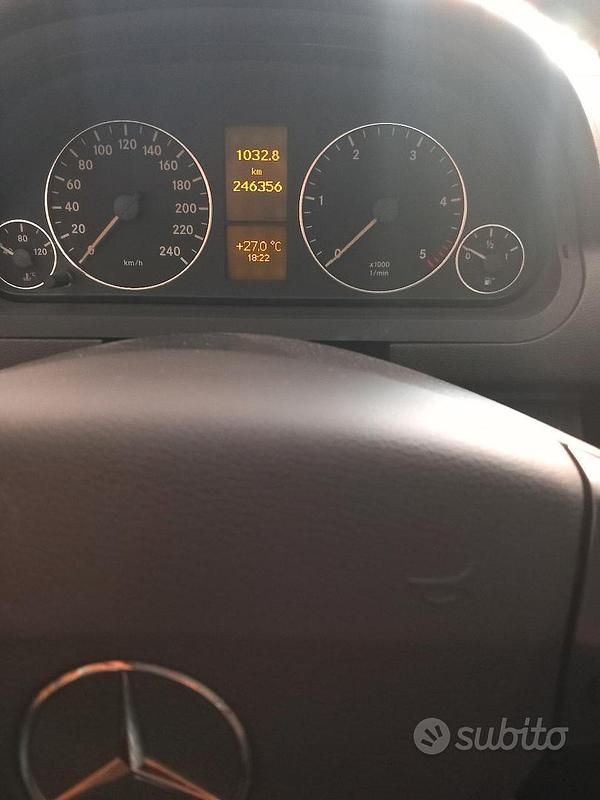 Usata Mercedes A180 109 CV (80 kW) 2012 Grigio Utilitaria