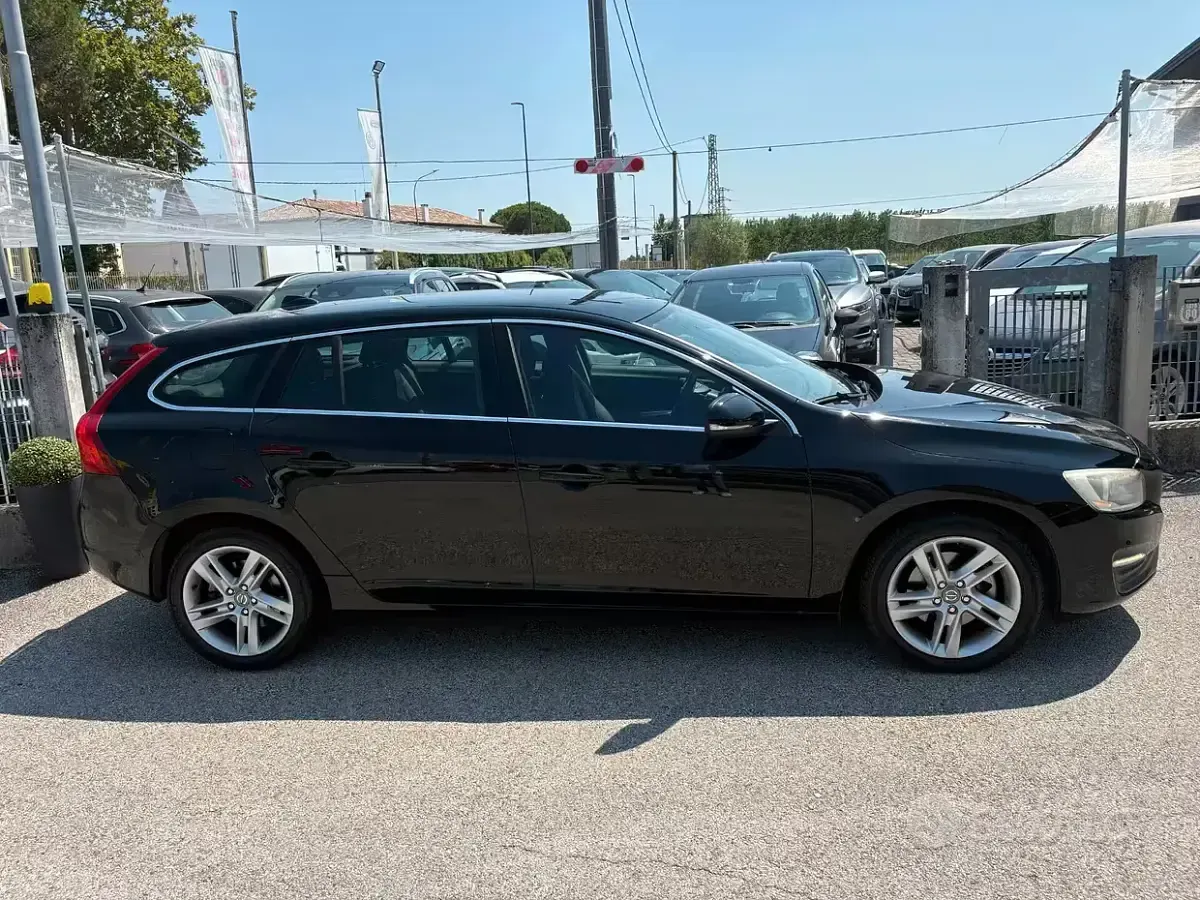 Usata Volvo V60 Momentum 115 CV (84 kW) 2014 Nero Station wagon
