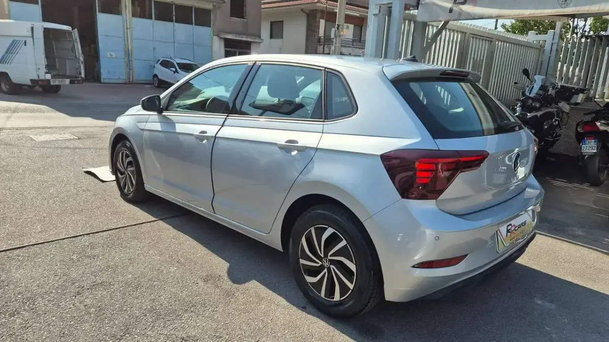 Usata VW Polo Style 95 CV (69 kW) 2024 Argento Utilitaria