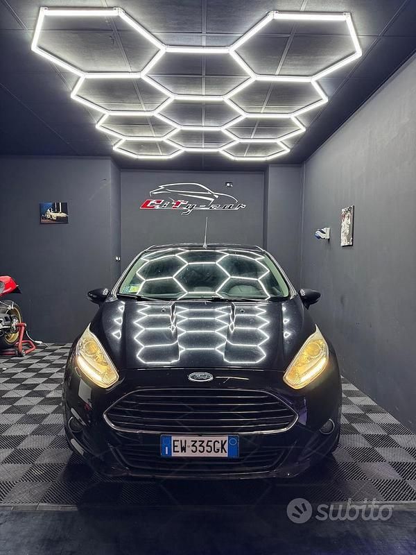 Usata Ford Fiesta 75 CV (55 kW) 2014 Nero Utilitaria