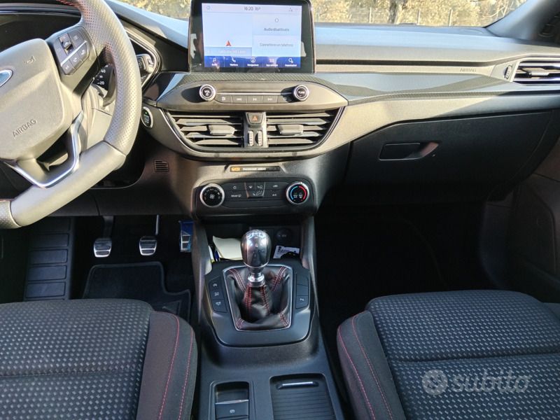 Usata Ford Focus 125 CV (91 kW) 2020 Grigio Berlina