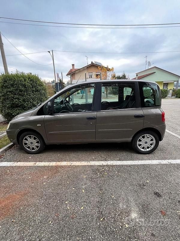 Usata Fiat Multipla 103 CV (75 kW) 2006 Grigio Monovolume