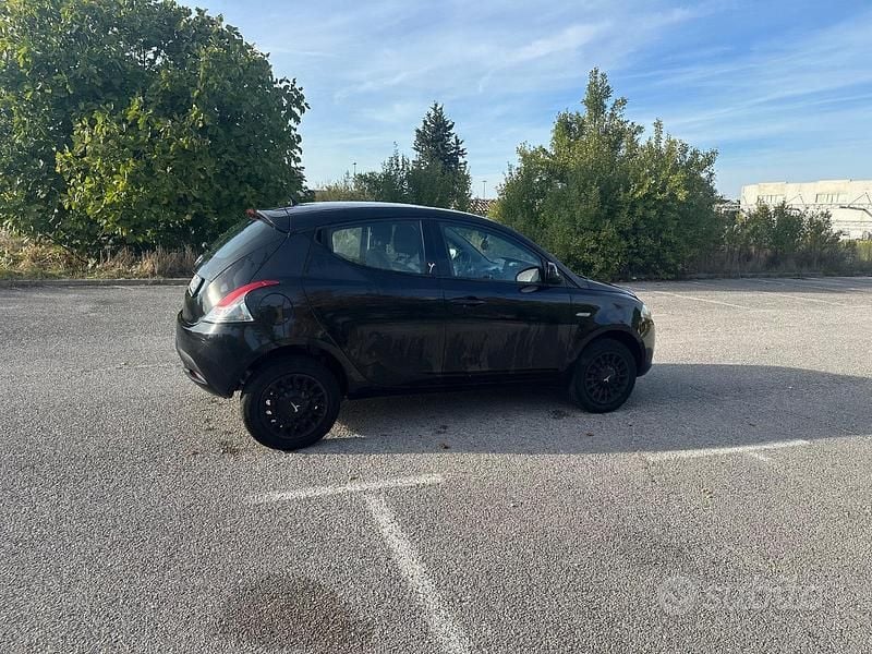 Usata Lancia Ypsilon 54 CV (39 kW) 2015 Nero Utilitaria