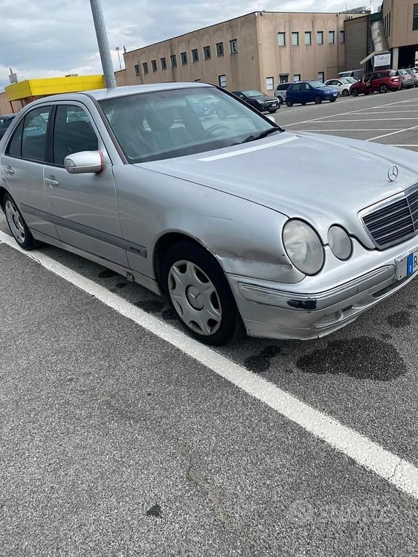 Usata Mercedes E320 2001 Grigio Berlina