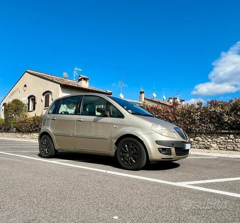 Usata Lancia Musa 90 CV (66 kW) 2007 Oro Monovolume