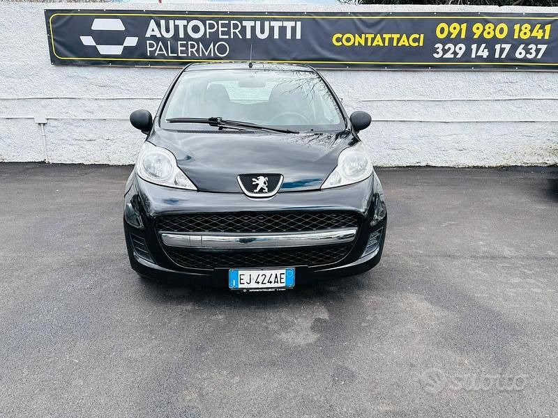 Usata Peugeot 107 Allure 67 CV (49 kW) 2012 Nero Utilitaria