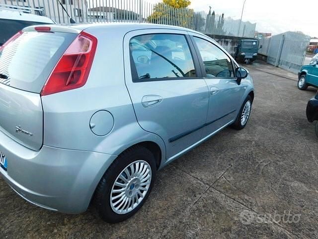 Usata Fiat Grande Punto Dynamic 65 CV (47 kW) 2007 Grigio Utilitaria