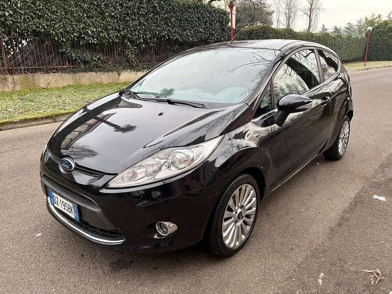 Nero Usata 2010 Ford Fiesta Titanium Tre volumi | 4200 € (Ottimo prezzo) - Immagine 1/4