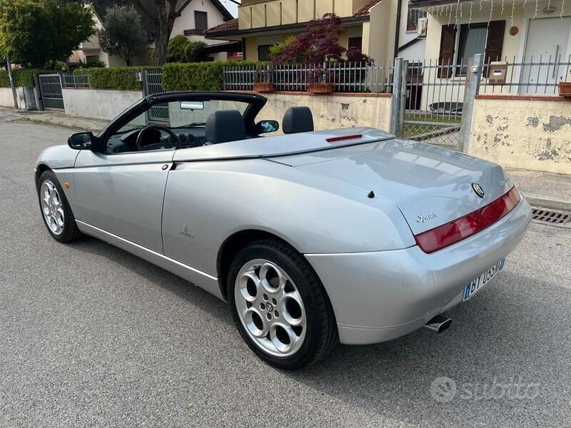 Begagnad Alfa Romeo Spider 150 HK (110 kW) 2001 Grå Cab