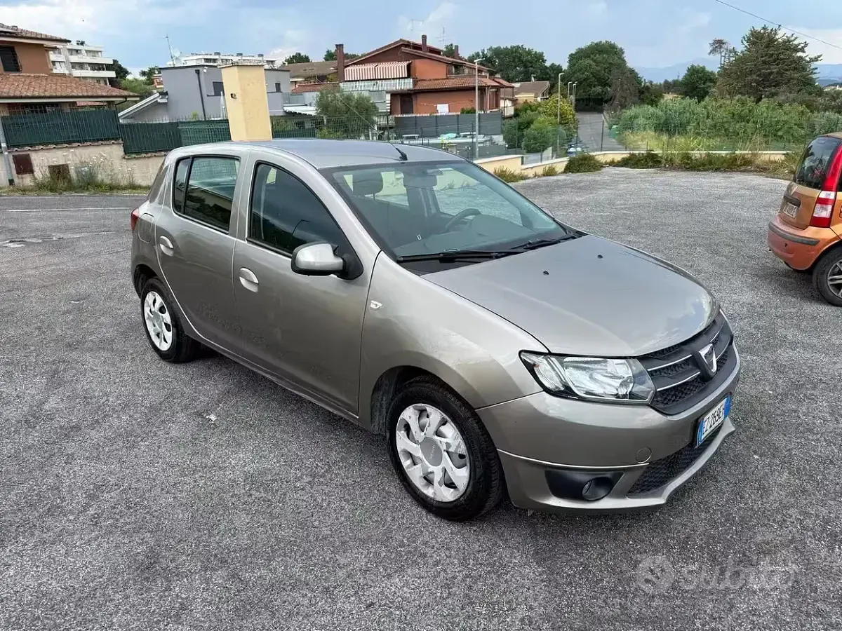 Usata Dacia Sandero Lauréate 72 CV (52 kW) 2015 Giallo Berlina