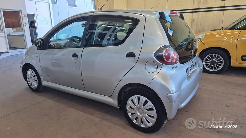 Usata Toyota Aygo Sol 68 CV (50 kW) 2010 Grigio Utilitaria