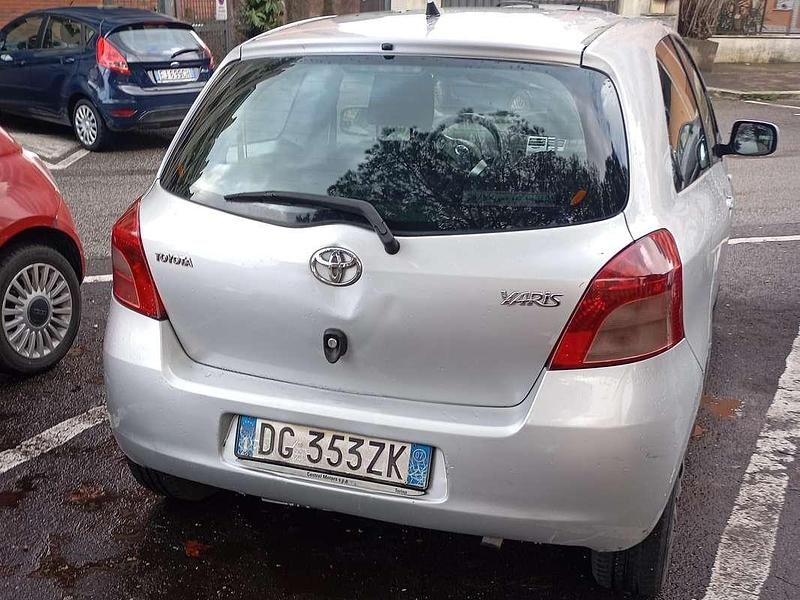Usata Toyota Yaris Sol 90 CV (66 kW) 2007 Grigio Utilitaria
