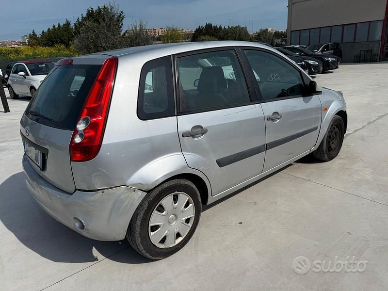 Usata Ford Fiesta Ghia 74 CV (54 kW) 2006 Grigio Utilitaria