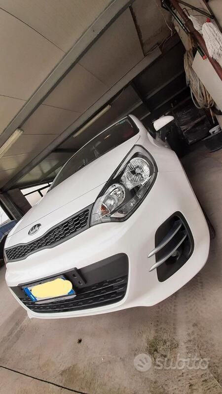 Bianco Usata 2017 Kia Rio Due volumi | 10.000 € (Molto cara) - Immagine 1/4